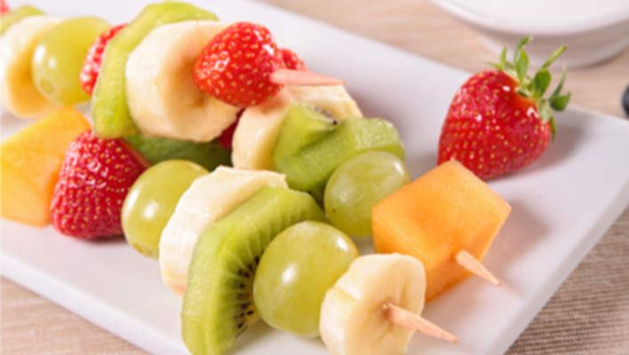 Fruit kebabs with crème fraîche